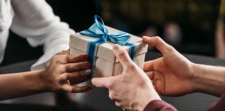 Подарки куму на День Рождения: где их выбрать, если торжество намечено к новогодним праздникам, что подарить обеспеченному другу или родственнику