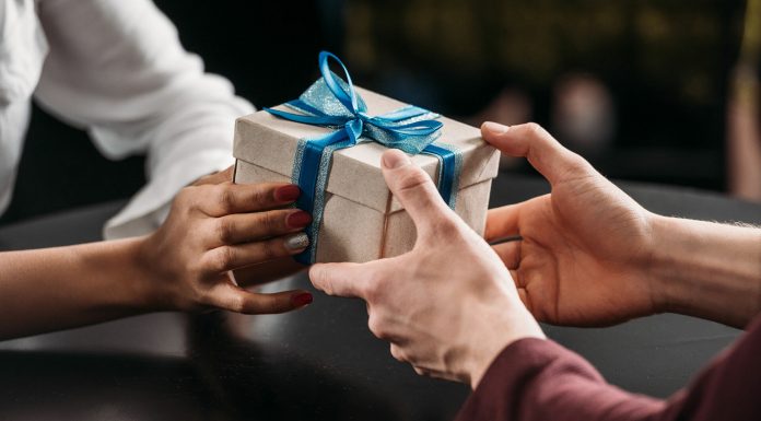 Подарки куму на День Рождения: где их выбрать, если торжество намечено к новогодним праздникам, что подарить обеспеченному другу или родственнику