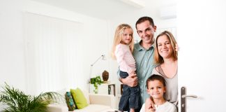 Как выгодно купить четырехкомнатную квартиру в Москве: почему не стоит слепо доверять выгодным предложениям, в каких районах наименее низкая стоимость за квадрат, почему знания об инвестициях могут помочь при покупке недвижимости