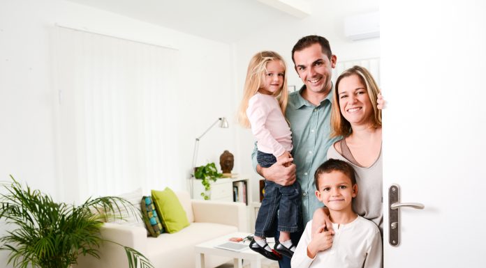 Как выгодно купить четырехкомнатную квартиру в Москве: почему не стоит слепо доверять выгодным предложениям, в каких районах наименее низкая стоимость за квадрат, почему знания об инвестициях могут помочь при покупке недвижимости