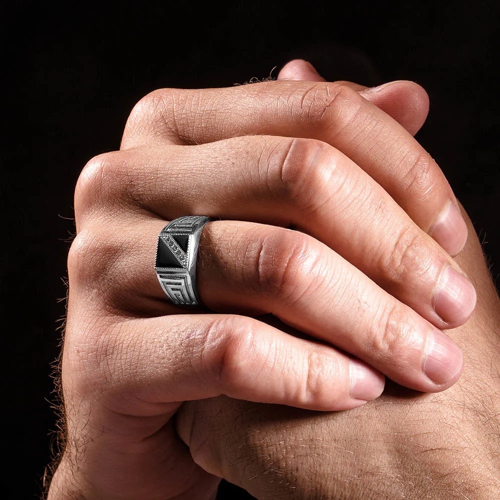 На какую руку одевать кольцо мужчине. Кольцо на палец мужское. Мужской перстень на руке. Печатки на пальцах. Кольцо перстень мужской.