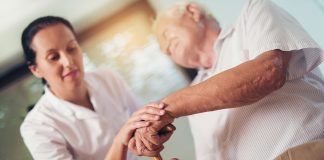 С какими симптомами сталкиваются при болезни Паркинсона