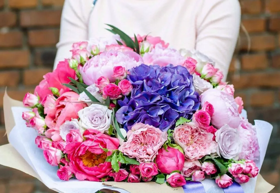 Доставка цветов по Санкт-Петербургу: где продают шикарные букеты за приемлемую цену