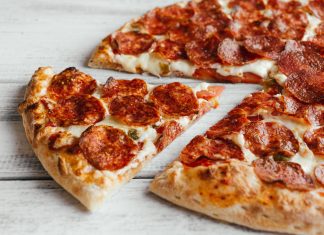 Самая желанная еда на празднике — пицца!