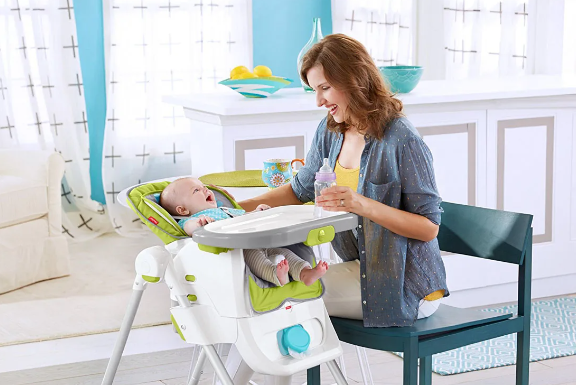 Зачем приобретают ходунки и стульчики для детского кормления: советы