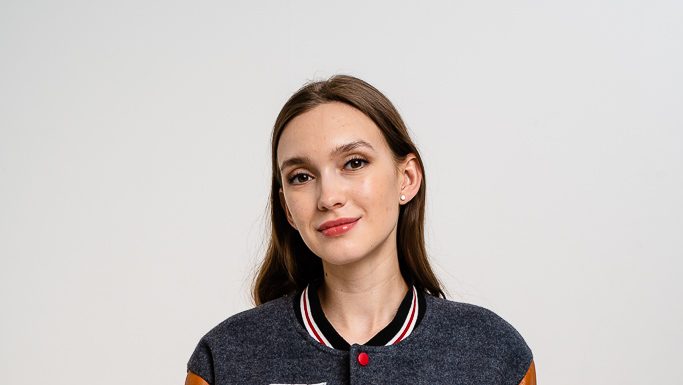 Бомбер с логотипом: популярный аксессуар в молодежной среде