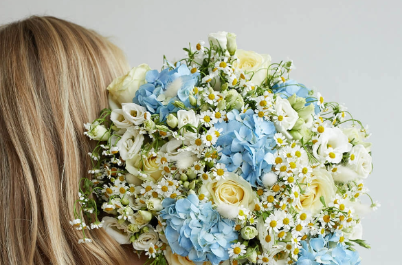 Живые цветы: отличный подарок близким!