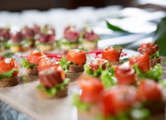 Как организовать уютный домашний праздник в формате фуршета