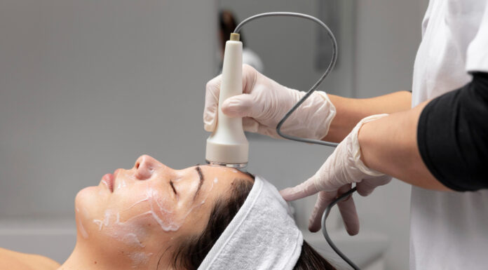 Аппаратная чистка лица: когда стоит делать и как подготовиться к сеансу